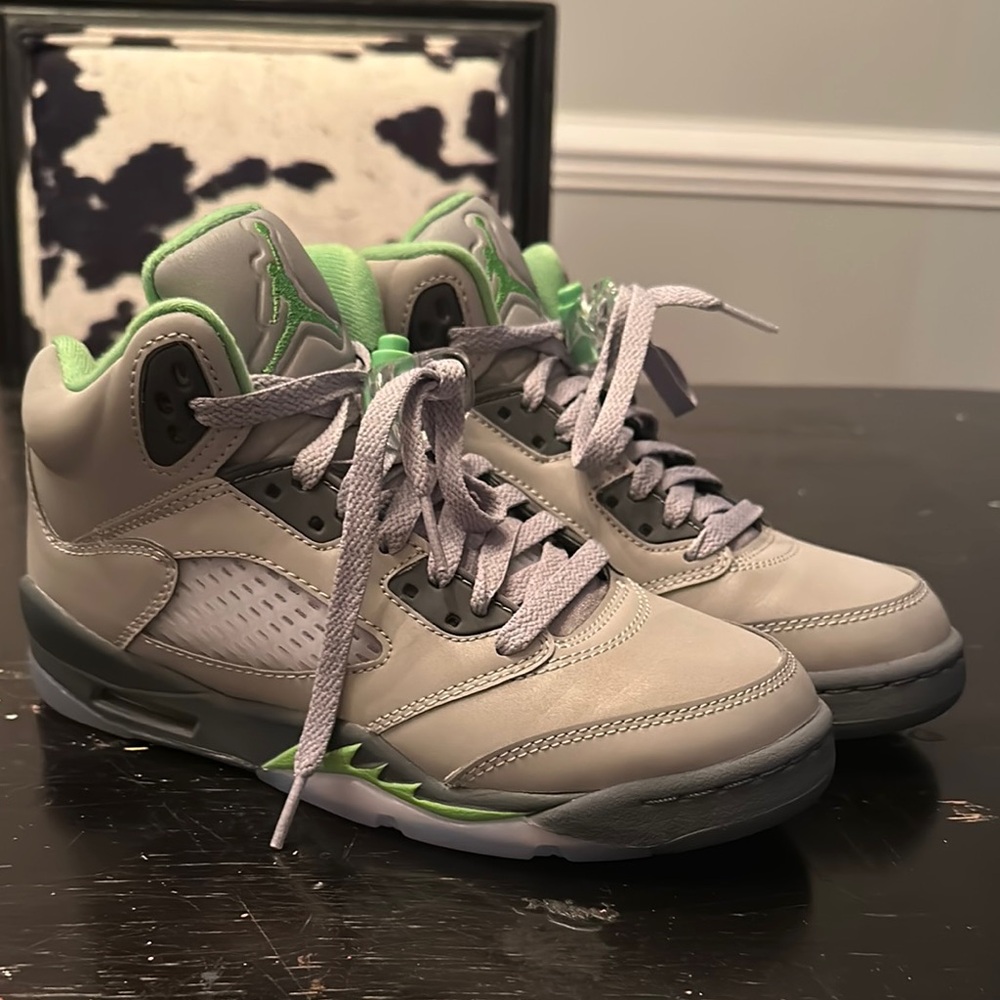 Jordan Gray and Green High-Top Sneakers with Retro Design
Youth 5. Woman’s 6.5.